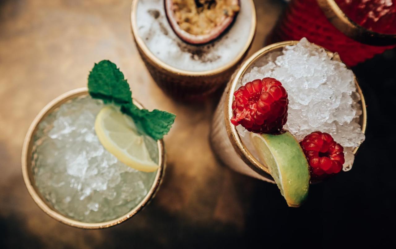Lion & Swan Hotel Конґлтон Екстер'єр фото Cocktails at the bar