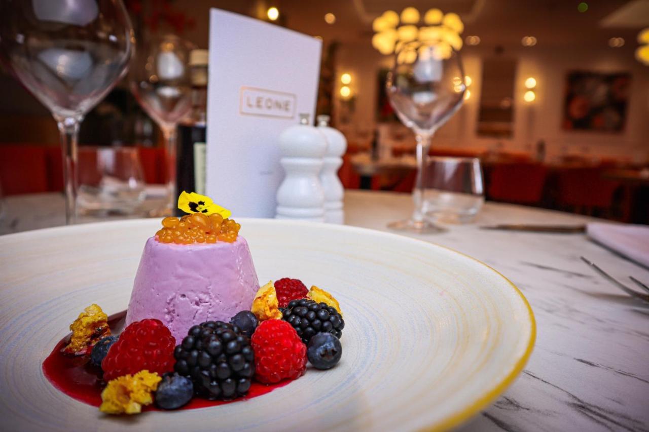 Lion & Swan Hotel Конґлтон Екстер'єр фото A dessert at Leoni